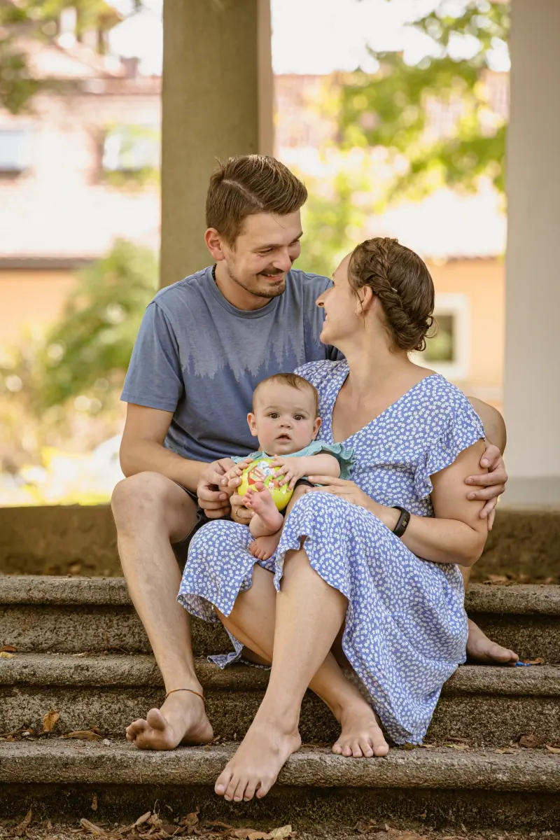 Eltern mit Baby auf einer Treppe