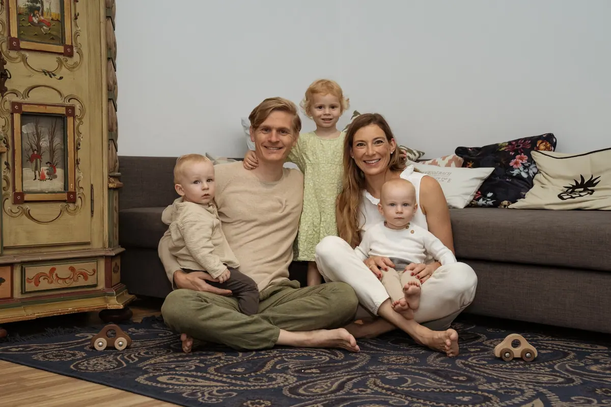 Familie mit drei Kindern auf dem Sofa
