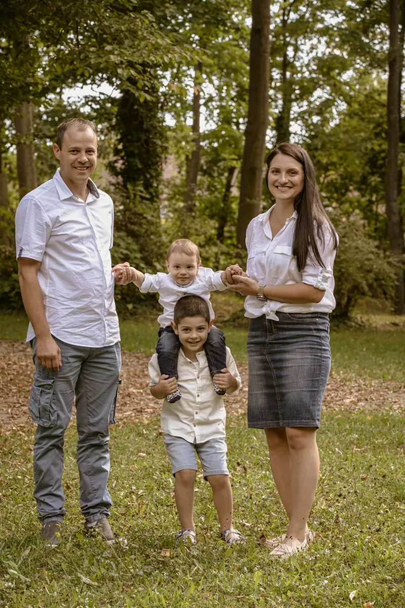 Familie mit zwei Kindern im Park
