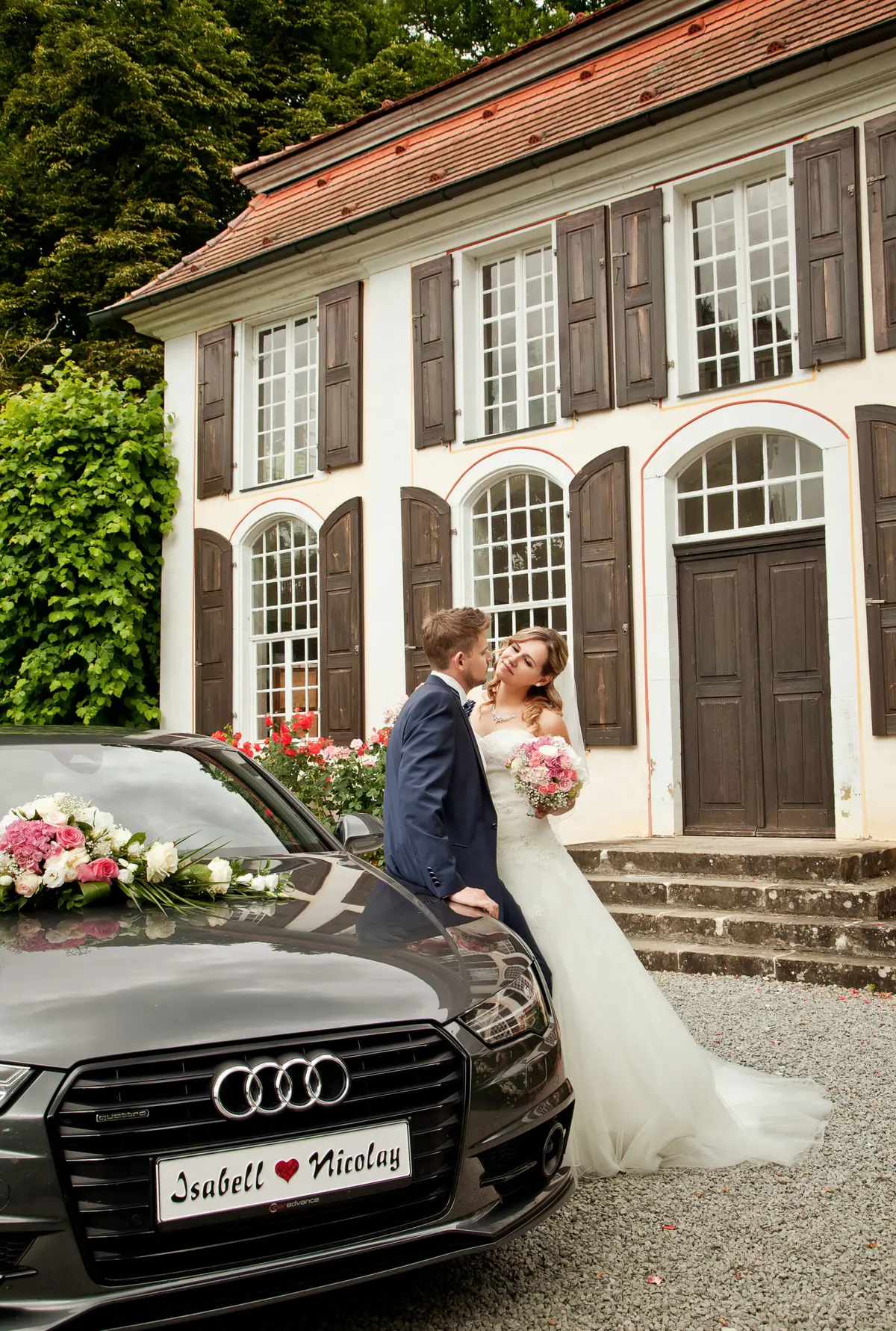 Brautpaar mit Oldtimer vor einem Schloss