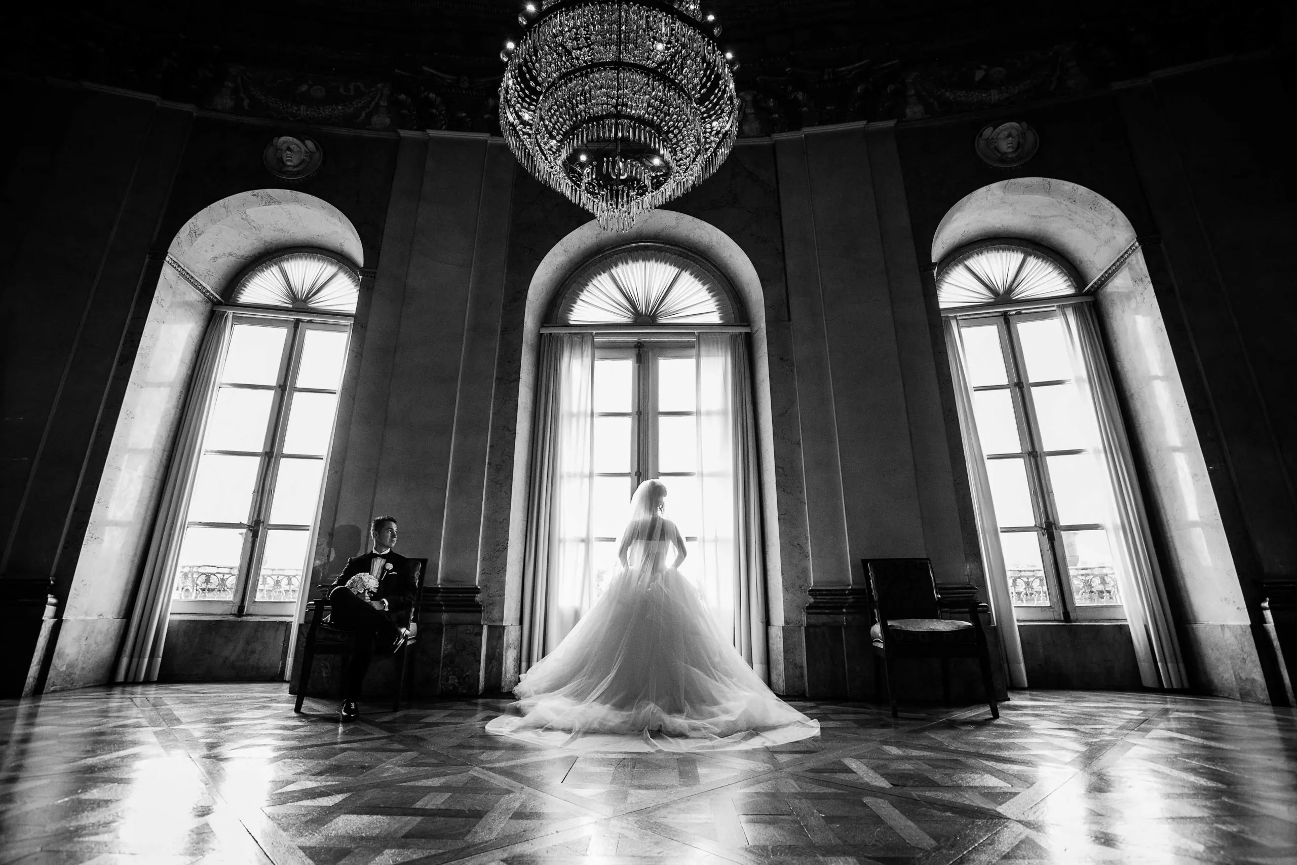 Braut im historischen Saal – Hochzeitsfotografie Studio Obholz