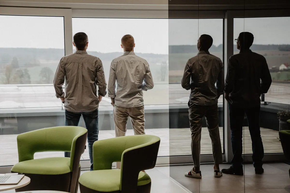 Team im Besprechungsraum mit Blick ins Grüne – Business-Fotografie Studio Obholz