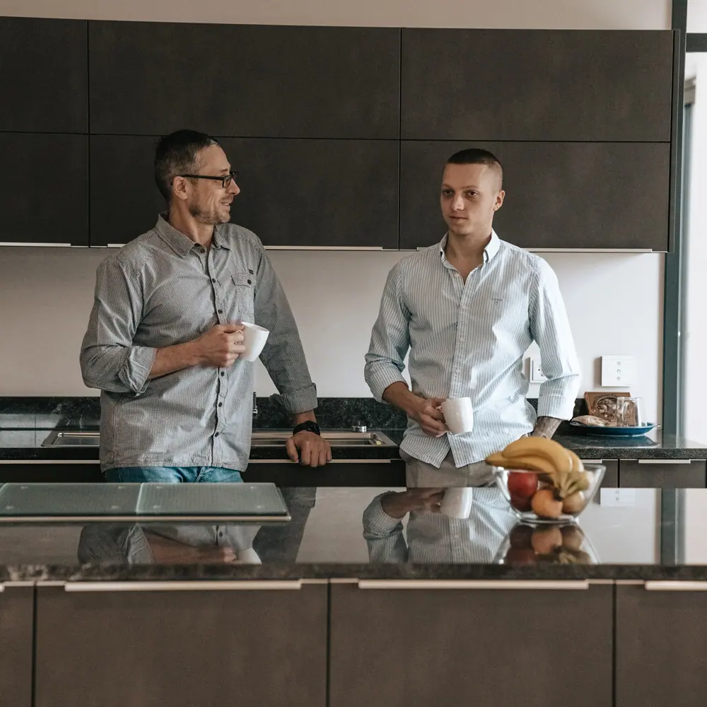 Zwei Kollegen im Gespräch – Business-Fotografie Studio Obholz
