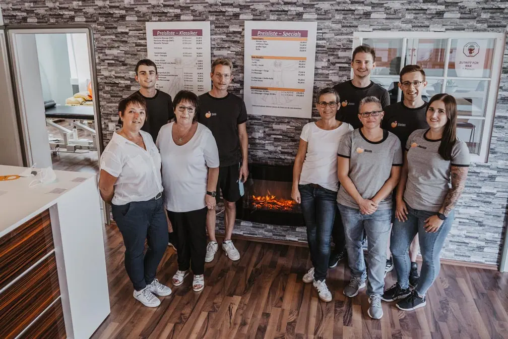 Praxisteam vor dem Empfang – Business-Fotografie Studio Obholz