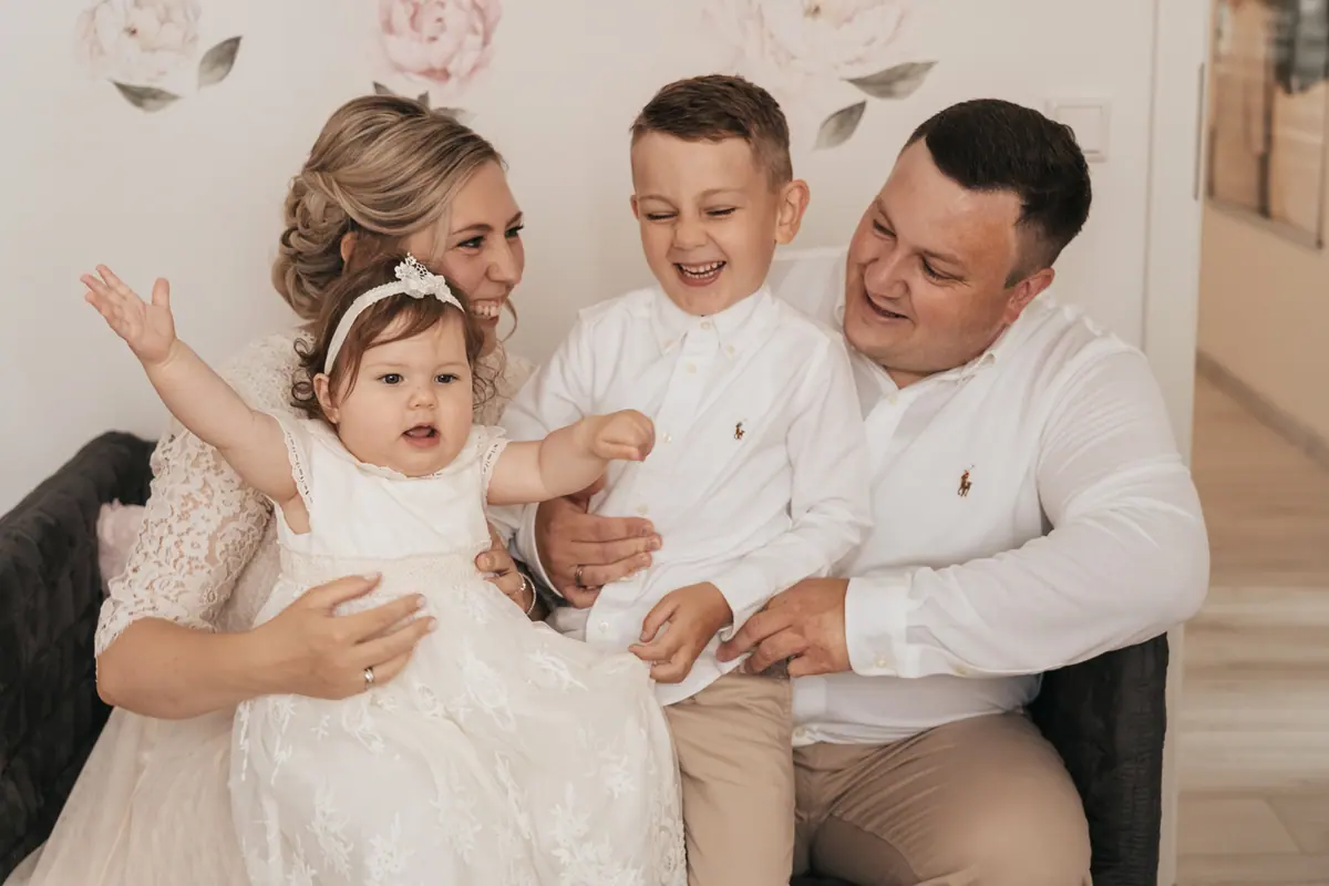 Familie mit zwei Kindern lacht gemeinsam