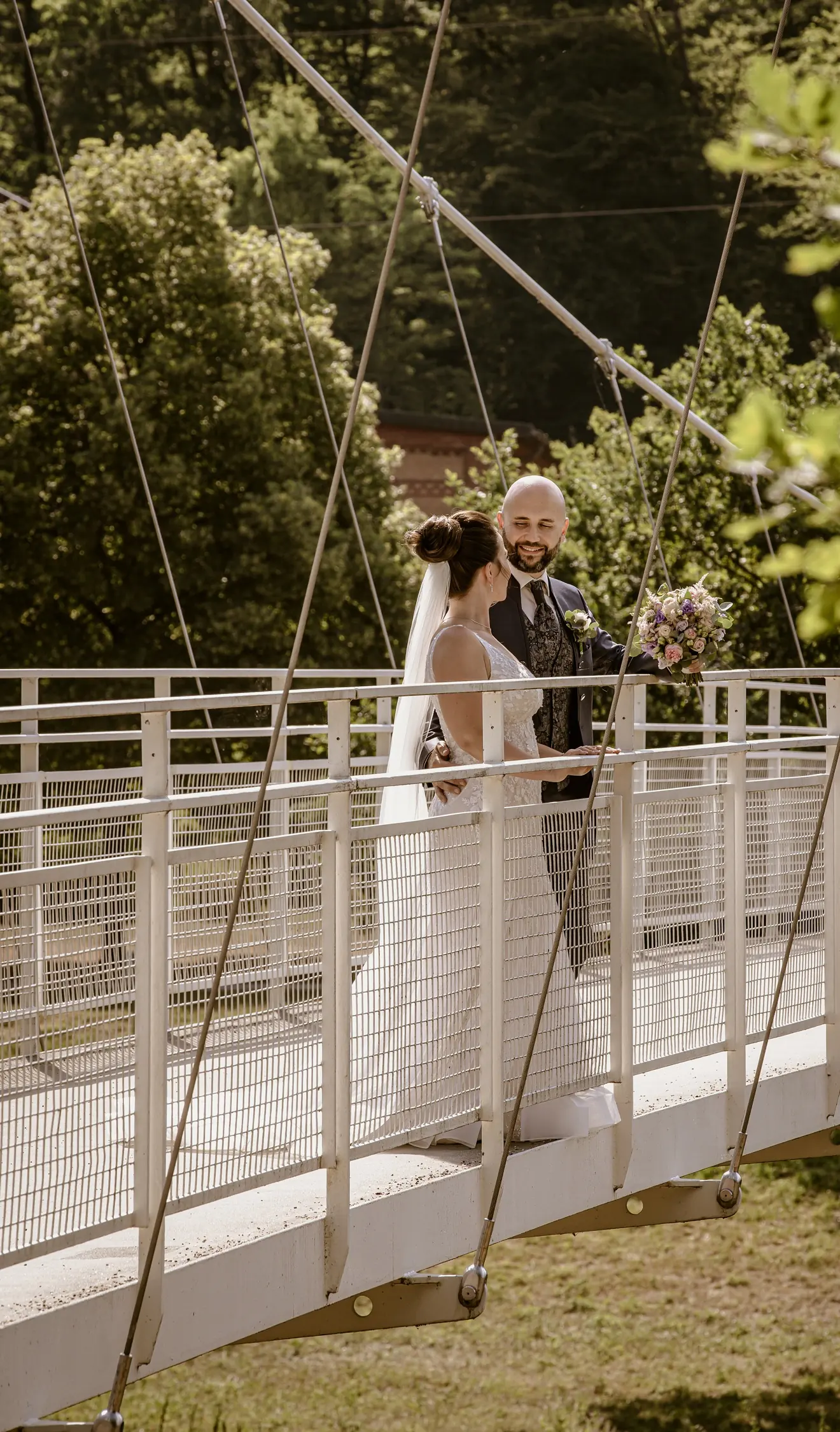 Brautpaar auf einer Hängebrücke – Hochzeitsfotografie Studio Obholz