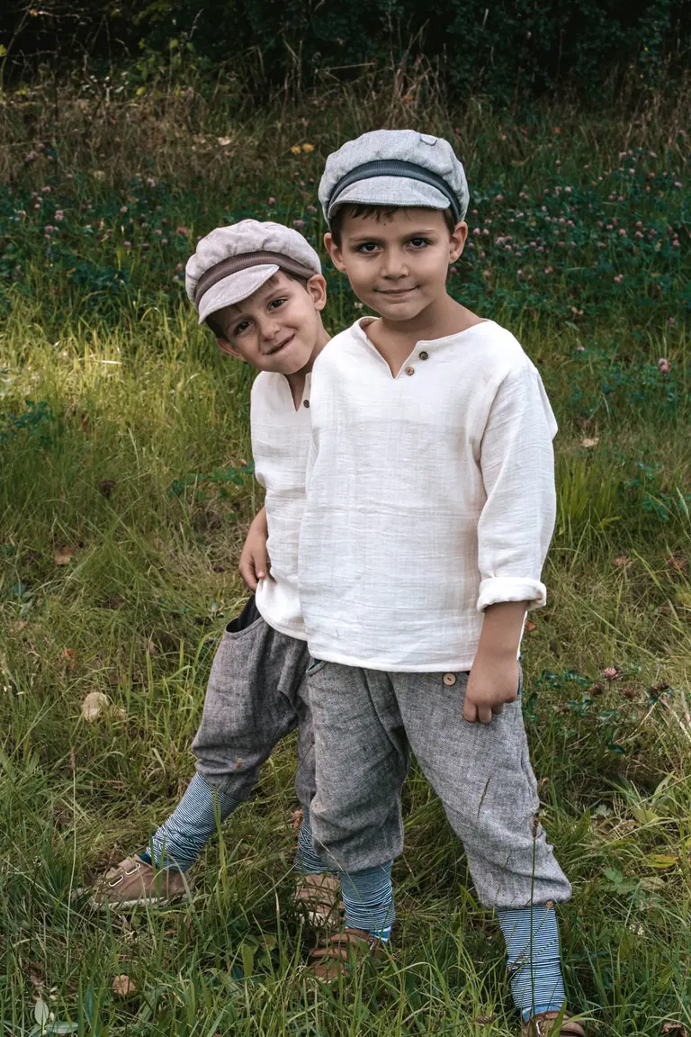 Zwei Brüder beim Familien-Fotoshooting auf der Wiese